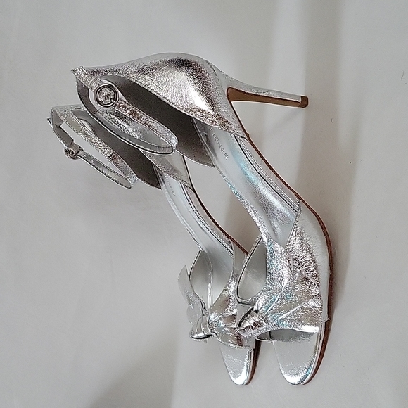 NEW Marc Fisher Brodie Silver Bow Ankle Strap Heel Size 9.5 - Picture 6 of 15
